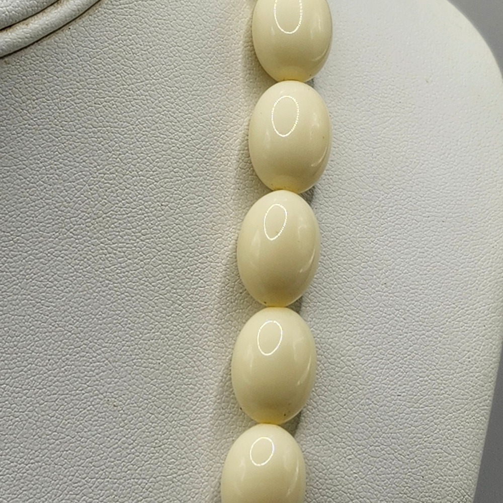 Vintage Trifari Cream Oval Faux Pearl Bead Necklace Gold Tone Spring Ring Clasp - Picture 4 of 6